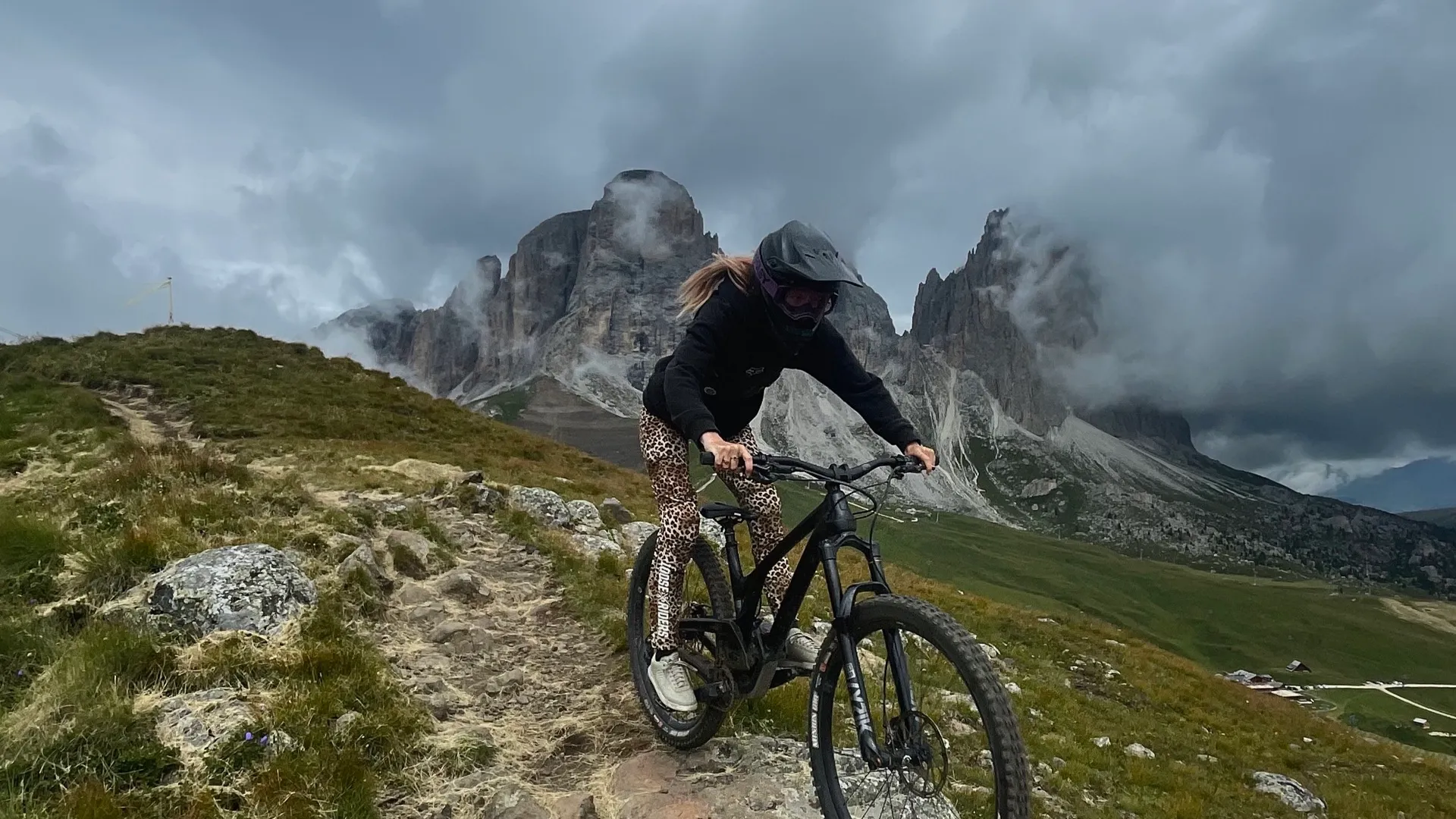 Flurina Glaus fährt mit dem Mountainbike auf einem alpinen Trail in den Dolomiten